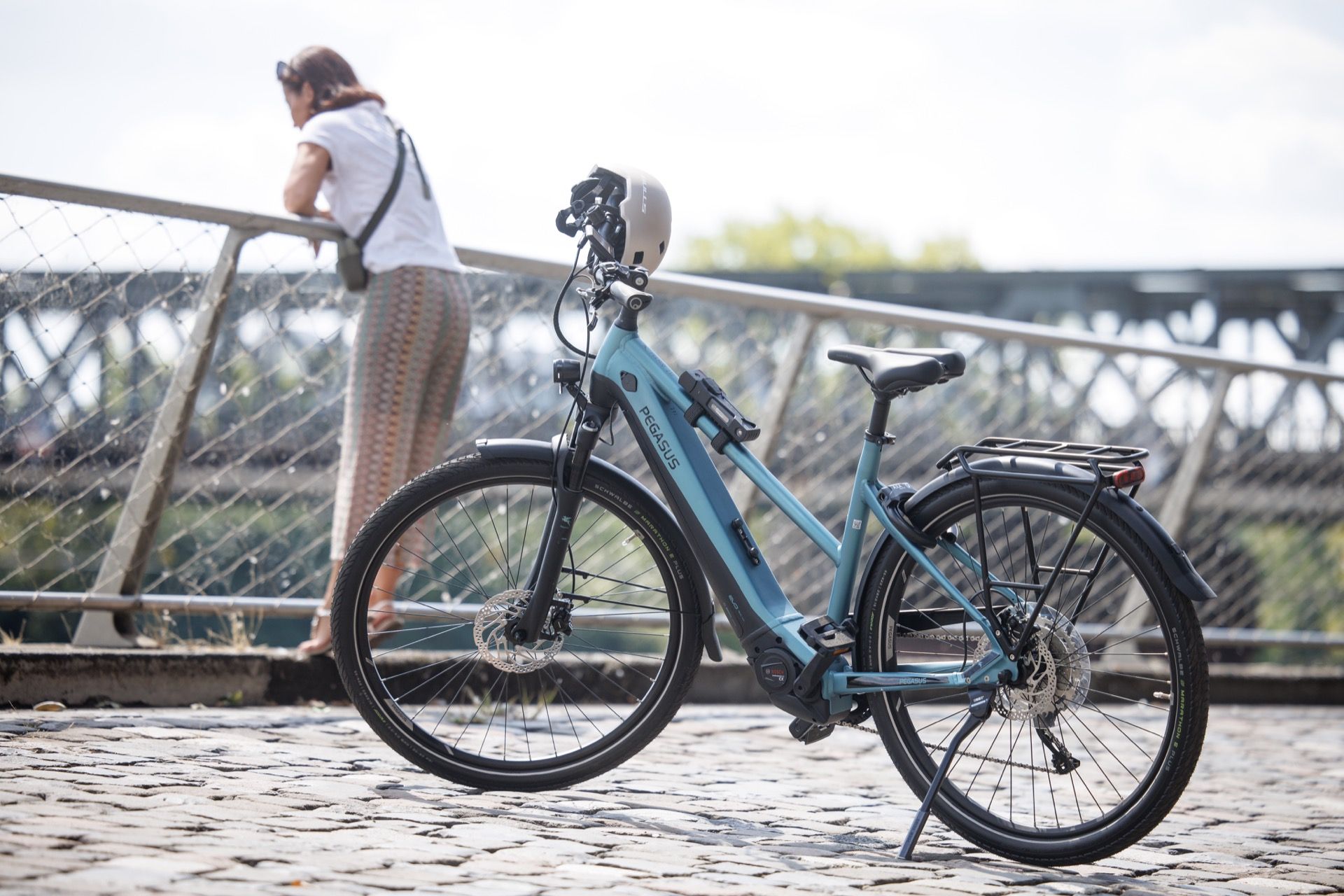 Frau auf Fahrrad Leasing Fahrrad